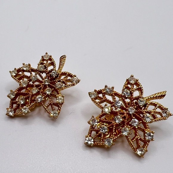 Vintage Trifari Gold tone Leaf with Diamonds Clip on Earrings - Picture 2 of 3